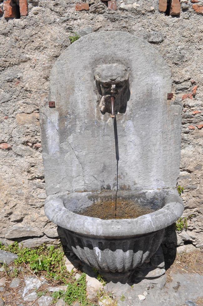 antica fontana in pietra foto