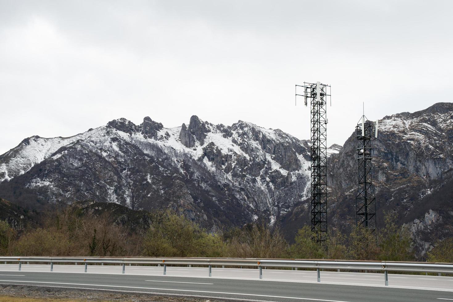 trasporti, autostrada di alta montagna tra le asturie e leon. bellissimo paesaggio, montagne con neve. Spagna foto