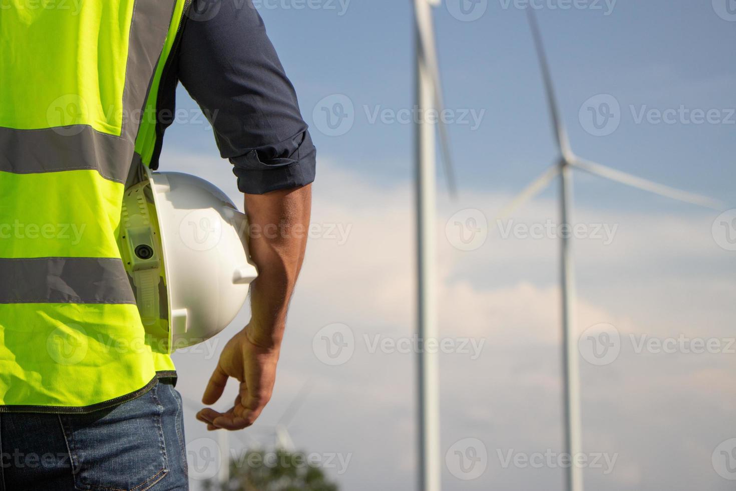 team di ingegneri che lavora nella fattoria di turbine eoliche. energia rinnovabile con generatore eolico dal concetto di energia alternativa. foto