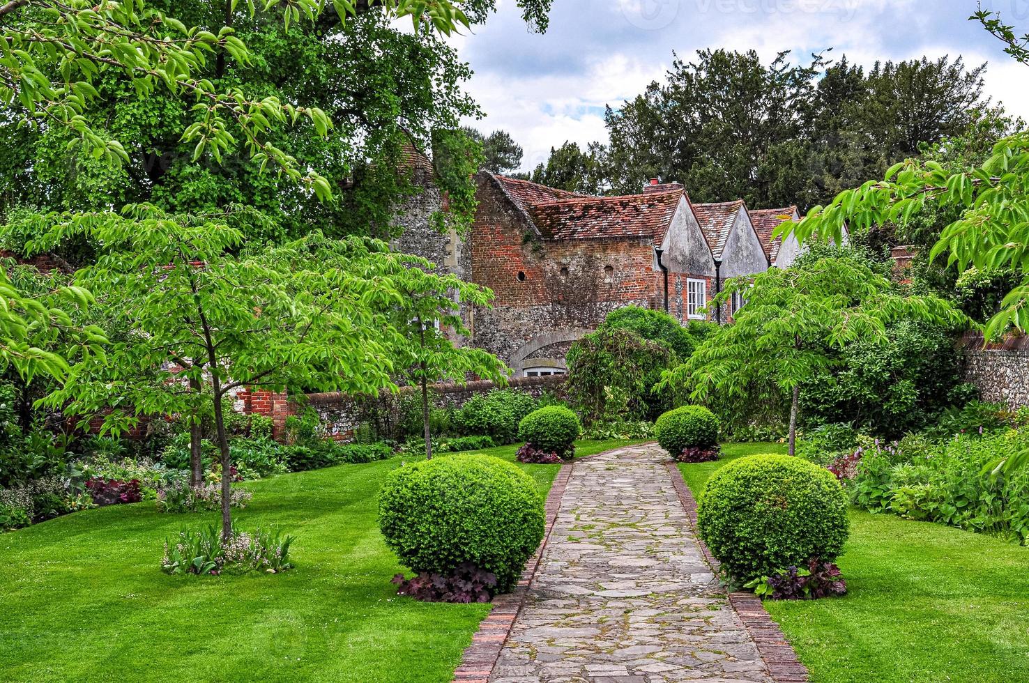 bellissimo giardino accogliente e vecchi edifici foto