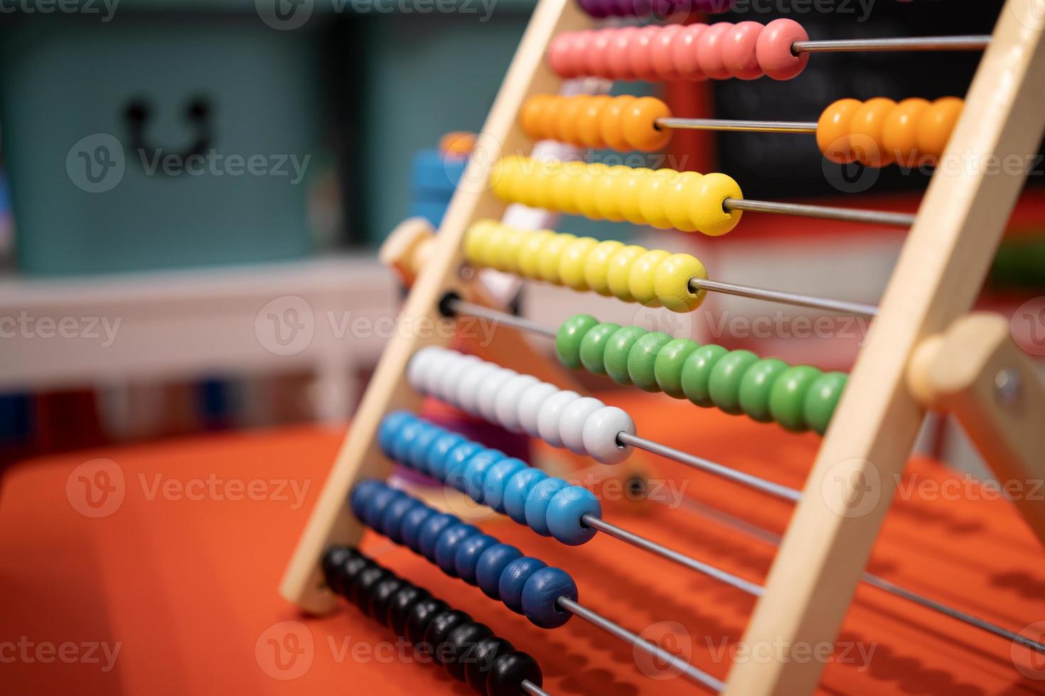 giocattolo in legno colorato, giocattolo educativo in legno per bambini, messa a fuoco selettiva foto