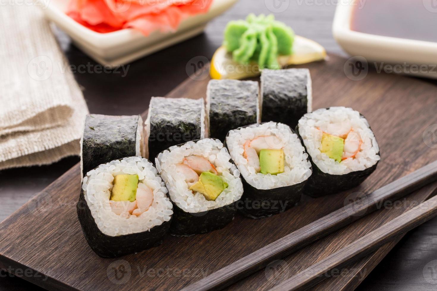 involtini di sushi con gamberi e avocado foto