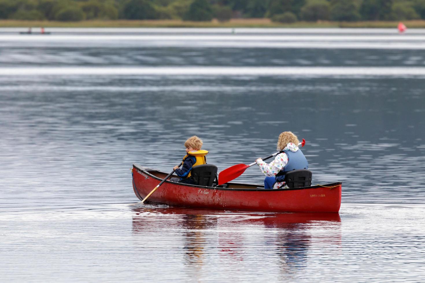 loch inch, Scozia, Regno Unito, 2015. Madre e bambino in canoa foto