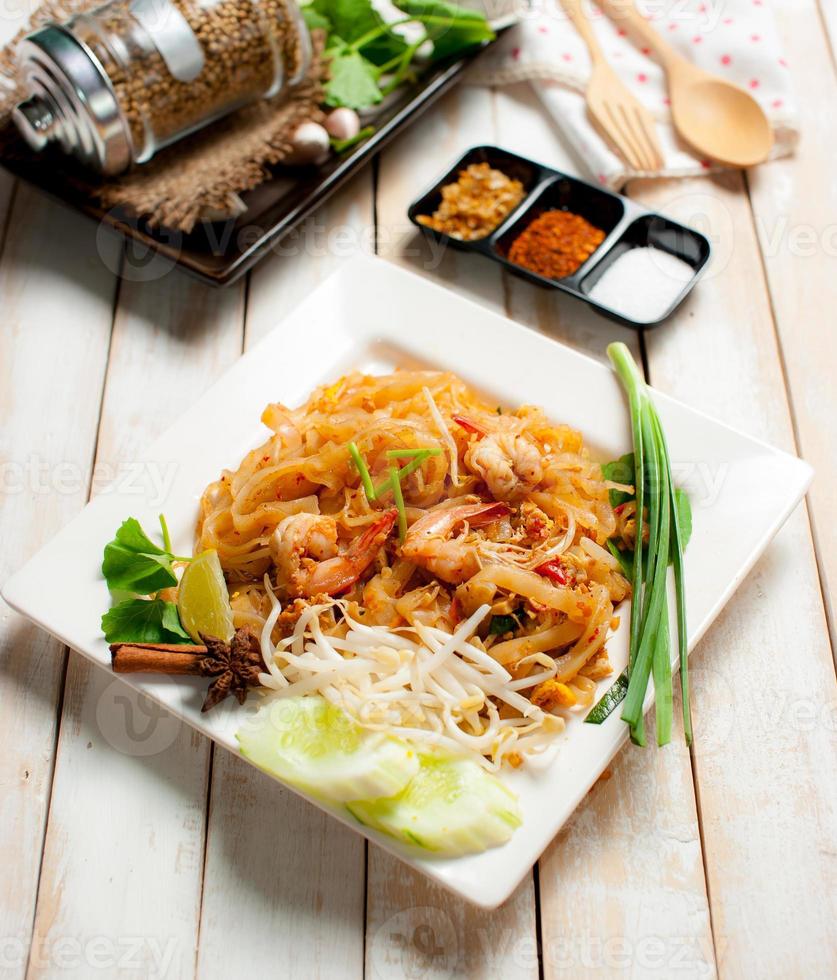 spaghetti alla thailandese, spaghetti di riso saltati in padella (pad thai) foto