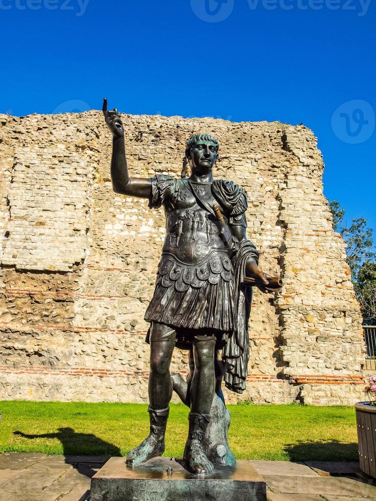 hdr statua dell'imperatore traiano foto