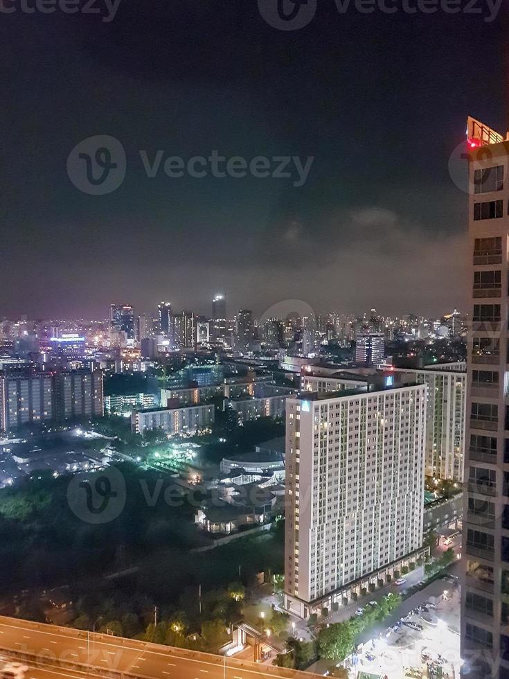 panorama della città bangkok di notte. grattacielo paesaggio urbano capitale della thailandia. foto