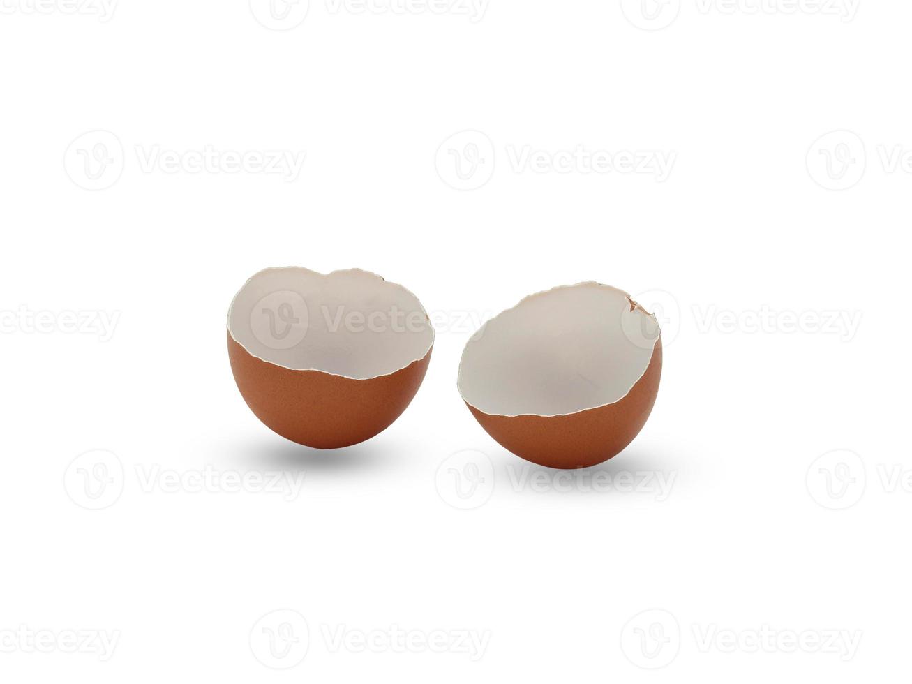 gusci d'uovo incrinati isolati su sfondo bianco con tracciato di ritaglio foto