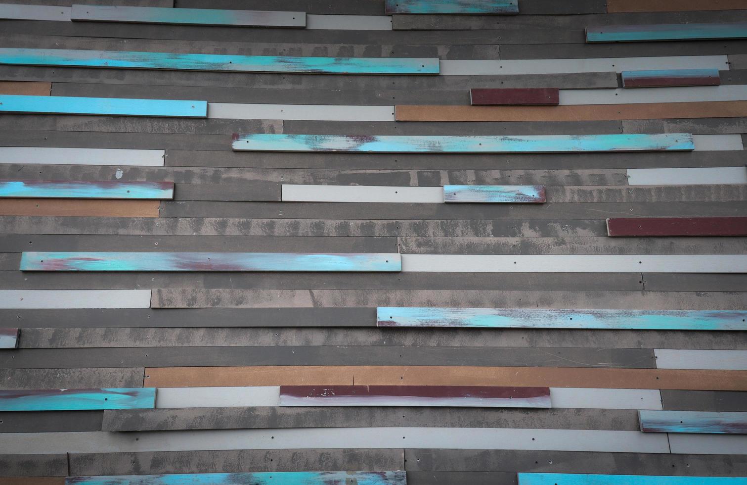 bordo in legno verniciato marrone blu e grigio, sfondo della parete di struttura della plancia del fondale di legno della spiaggia dell'annata foto