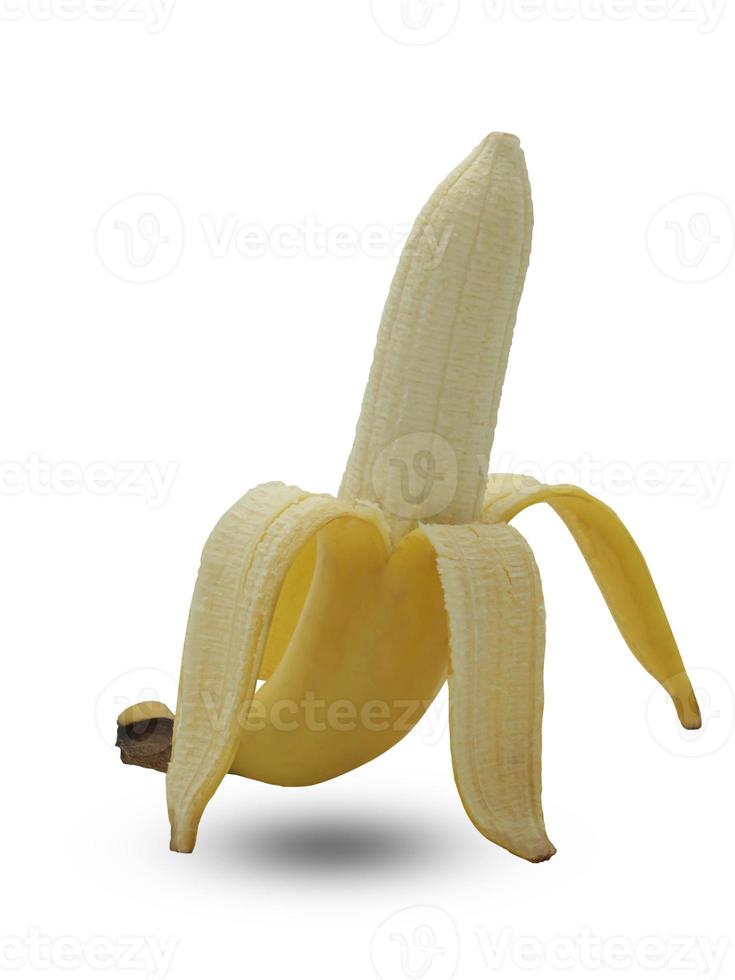 banana sbucciata a metà isolata su fondo bianco con il percorso di residuo della potatura meccanica foto