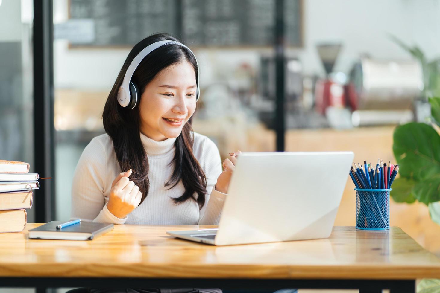 bella donna che indossa cuffie call center lavoratore. operatore del servizio di assistenza clienti funzionante. comunicazione nel concetto di consulente aziendale e aziendale. foto