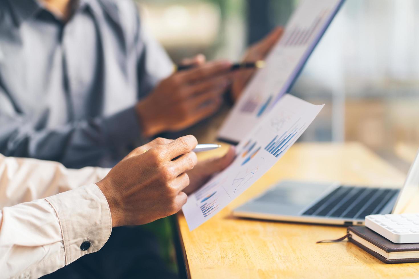 gruppo di giovani professionisti che hanno una riunione. diversi gruppi di colleghi discutono di nuove decisioni, piani futuri e strategie. incontro creativo e posto di lavoro, affari, finanza, lavoro di squadra. foto