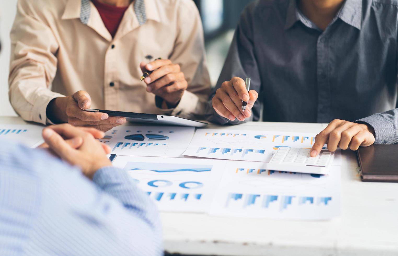 consulenza finanziaria, contabile, per gli investimenti con il suo team in ufficio, attività di brainstorming. foto