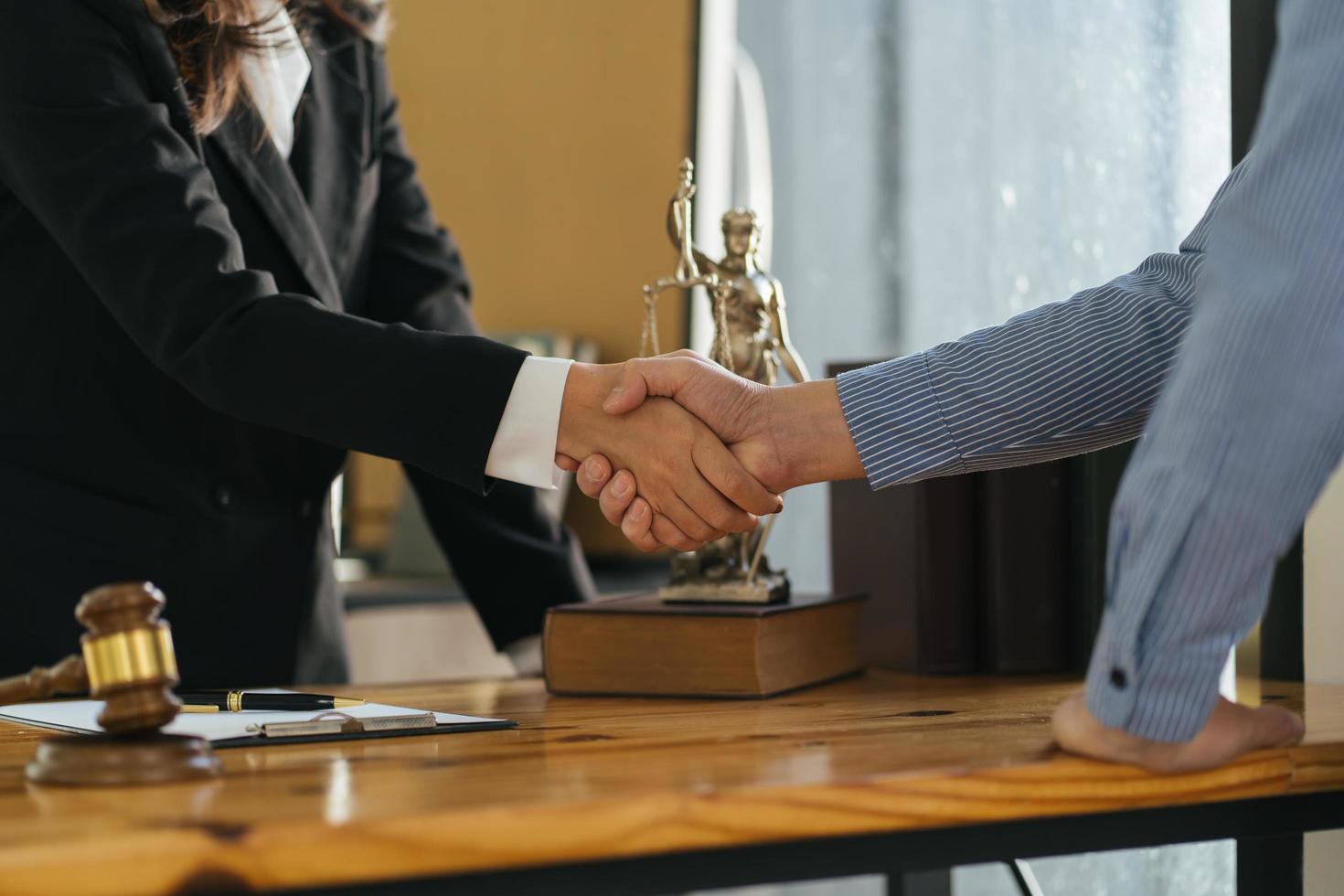 l'avvocato o il consulente femminile che lavora in aula di tribunale incontra il cliente e si consulta con i documenti contrattuali del concetto di servizi immobiliari, legali e legali. foto