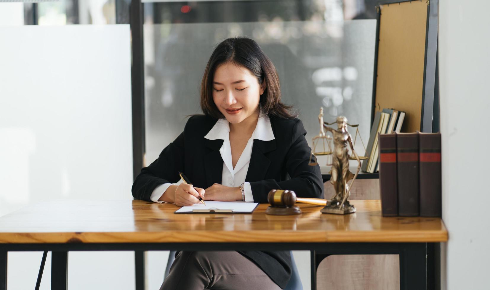 donne avvocate che lavorano presso gli studi legali. giudice martello con bilancia della giustizia. concetto di diritto legale, avvocato, consulenza e giustizia. foto