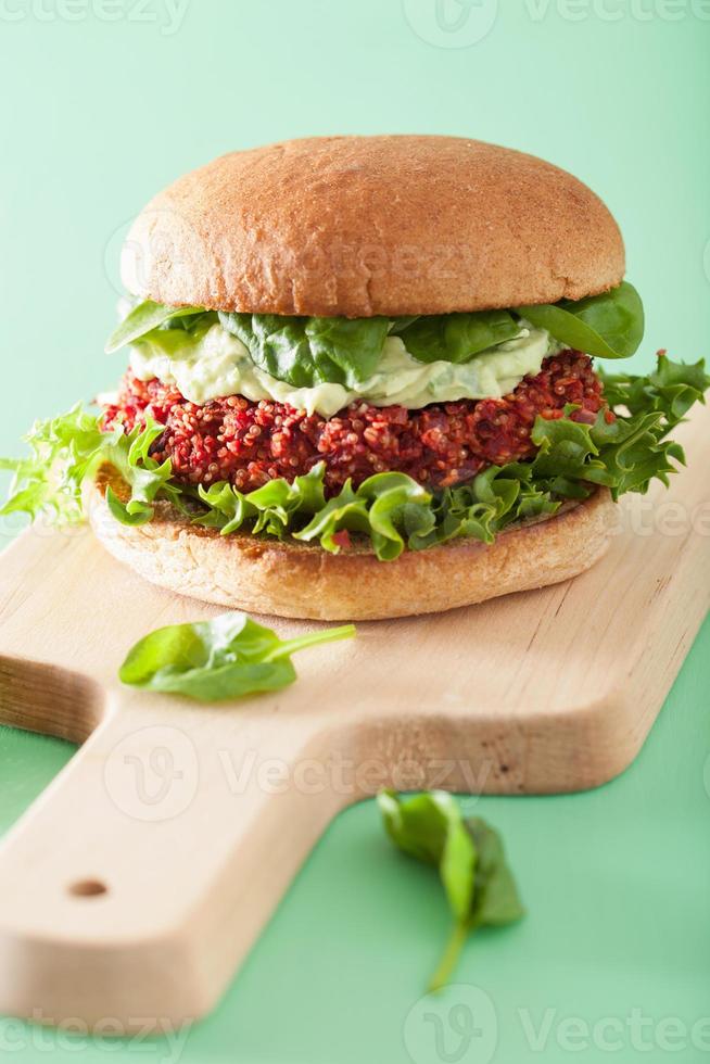 barbabietola vegetariana e hamburger di quinoa con salsa di avocado foto