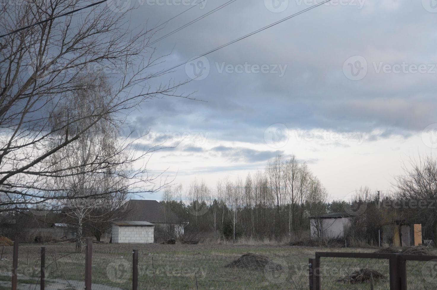 nuvole temporalesche la sera sul cielo del villaggio foto