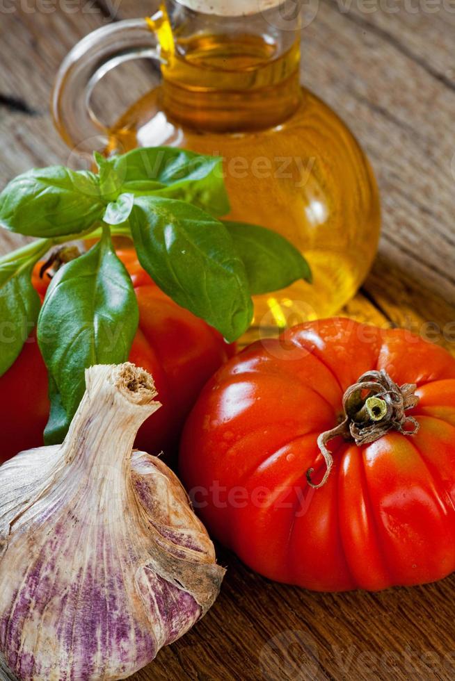pomodori, basilico, aglio e olio d'oliva foto