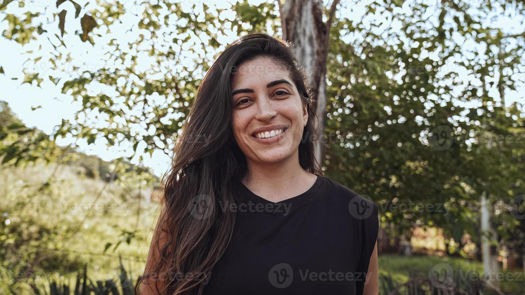 donna brasiliana latina sorridente nella fattoria. gioia, positivo e amore. foto