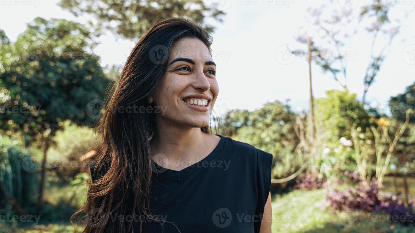 donna brasiliana latina sorridente nella fattoria. gioia, positivo e amore. foto