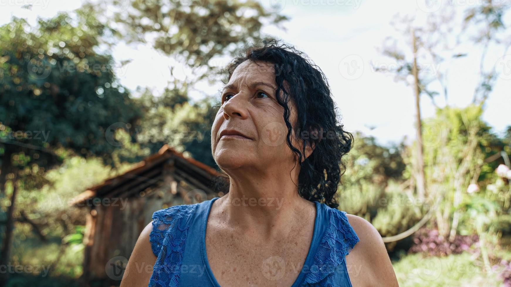 donna brasiliana latina sorridente nella fattoria. gioia, positivo e amore. foto