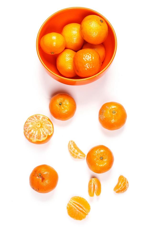 mandarini freschi in una ciotola foto