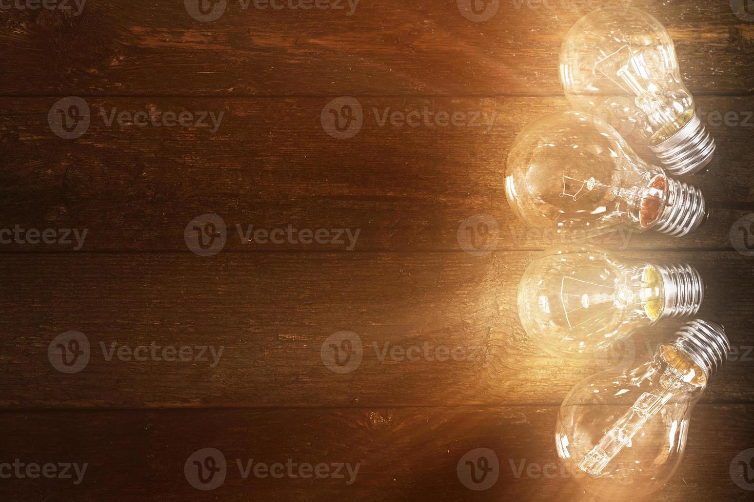 lampadine d'ardore su fondo di legno foto
