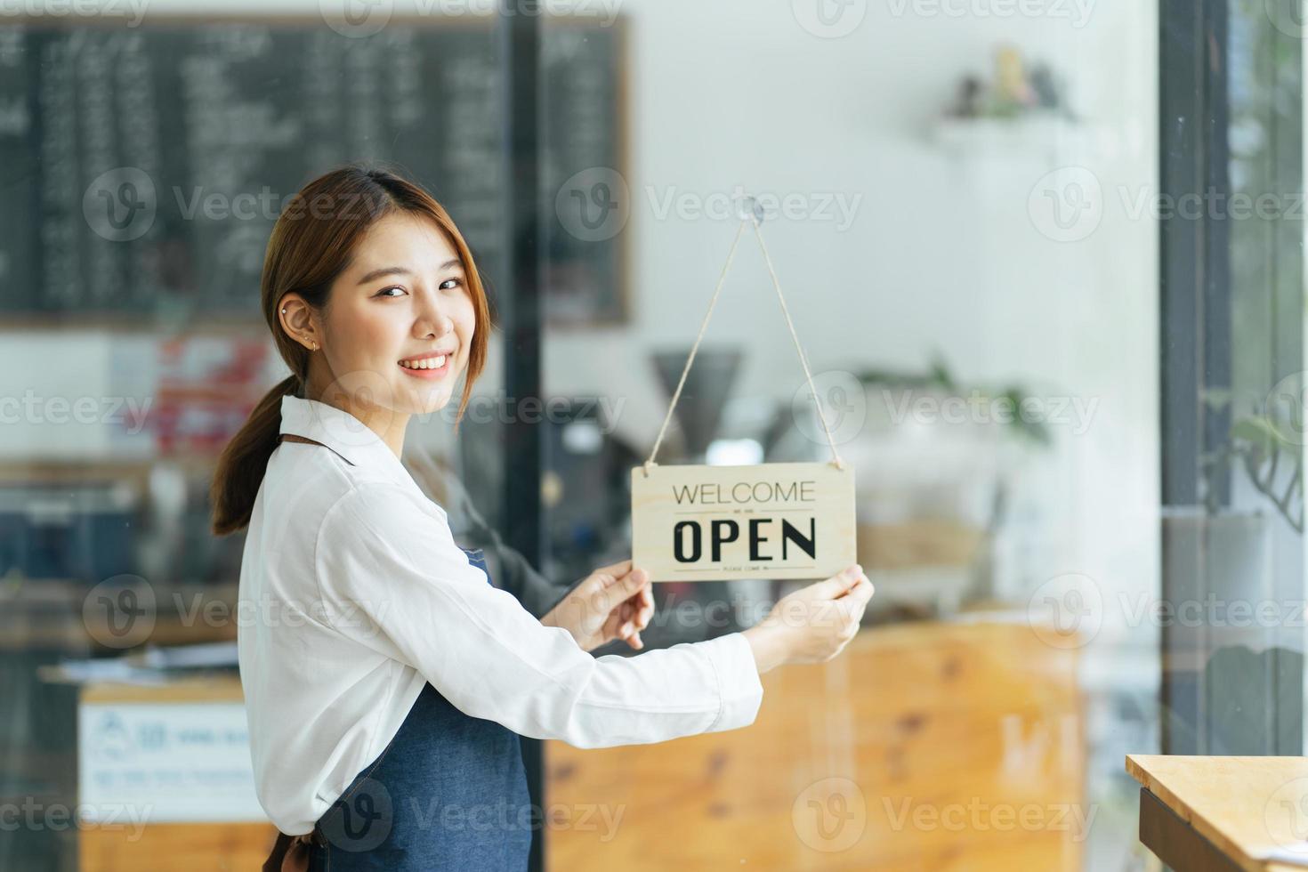 sorridente cameriera o imprenditore bar caffetteria che guarda l'obbiettivo foto