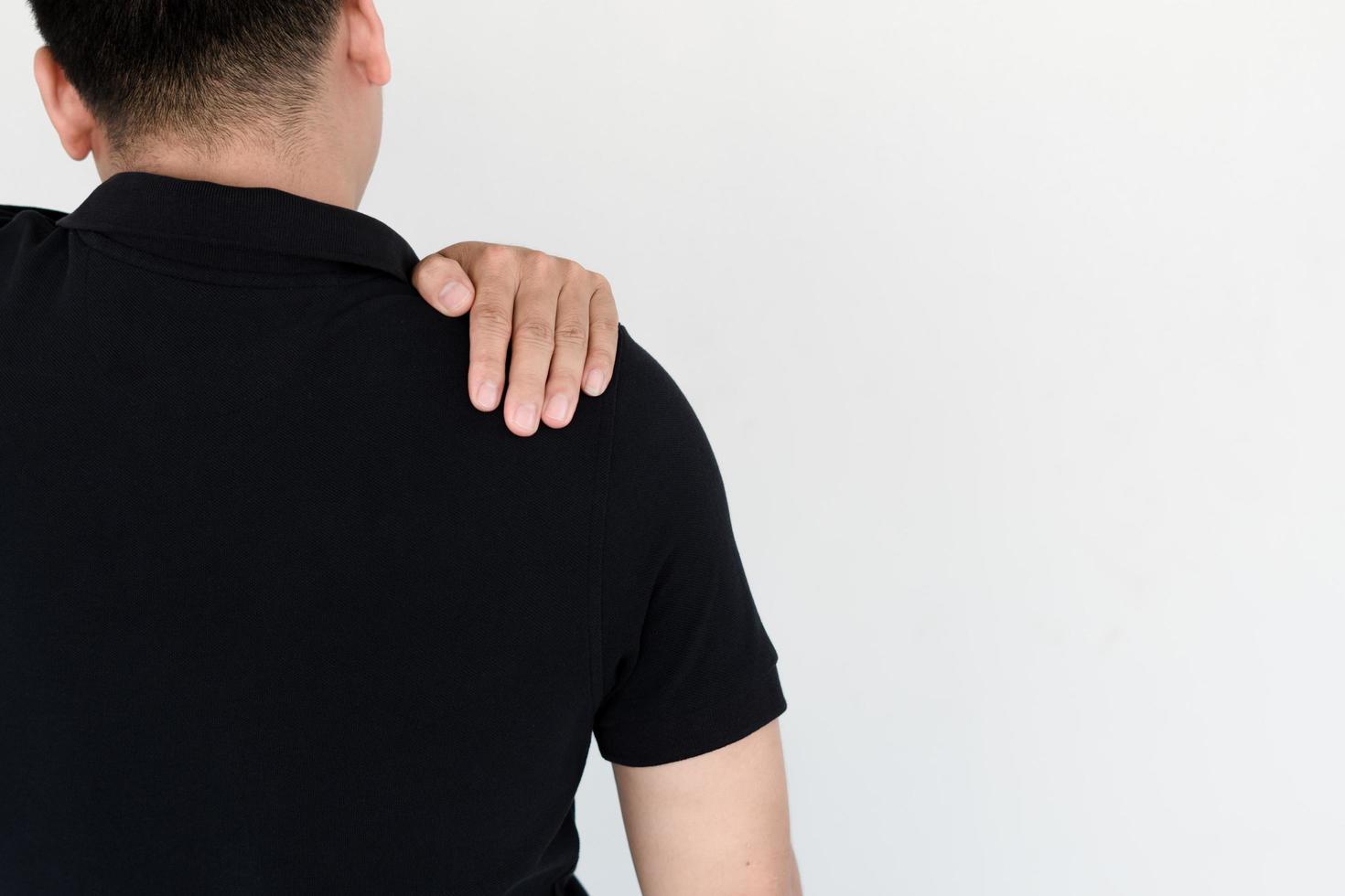 concetto di assistenza sanitaria, un uomo ha un forte dolore alla spalla a causa del superlavoro e della sindrome dell'ufficio. foto