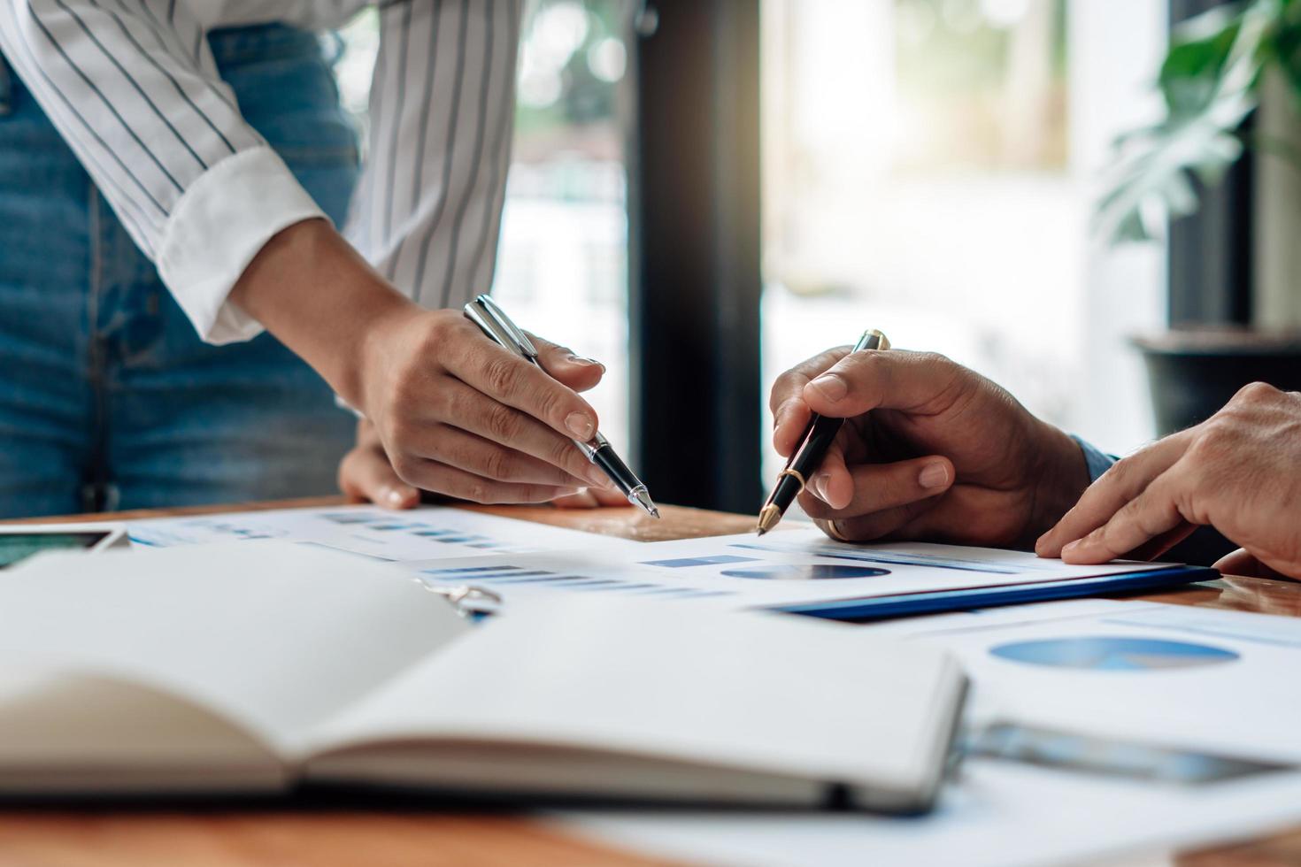 team di co-working, consulenza sulla strategia di pianificazione delle riunioni e brainstorming di nuovi progetti aziendali foto