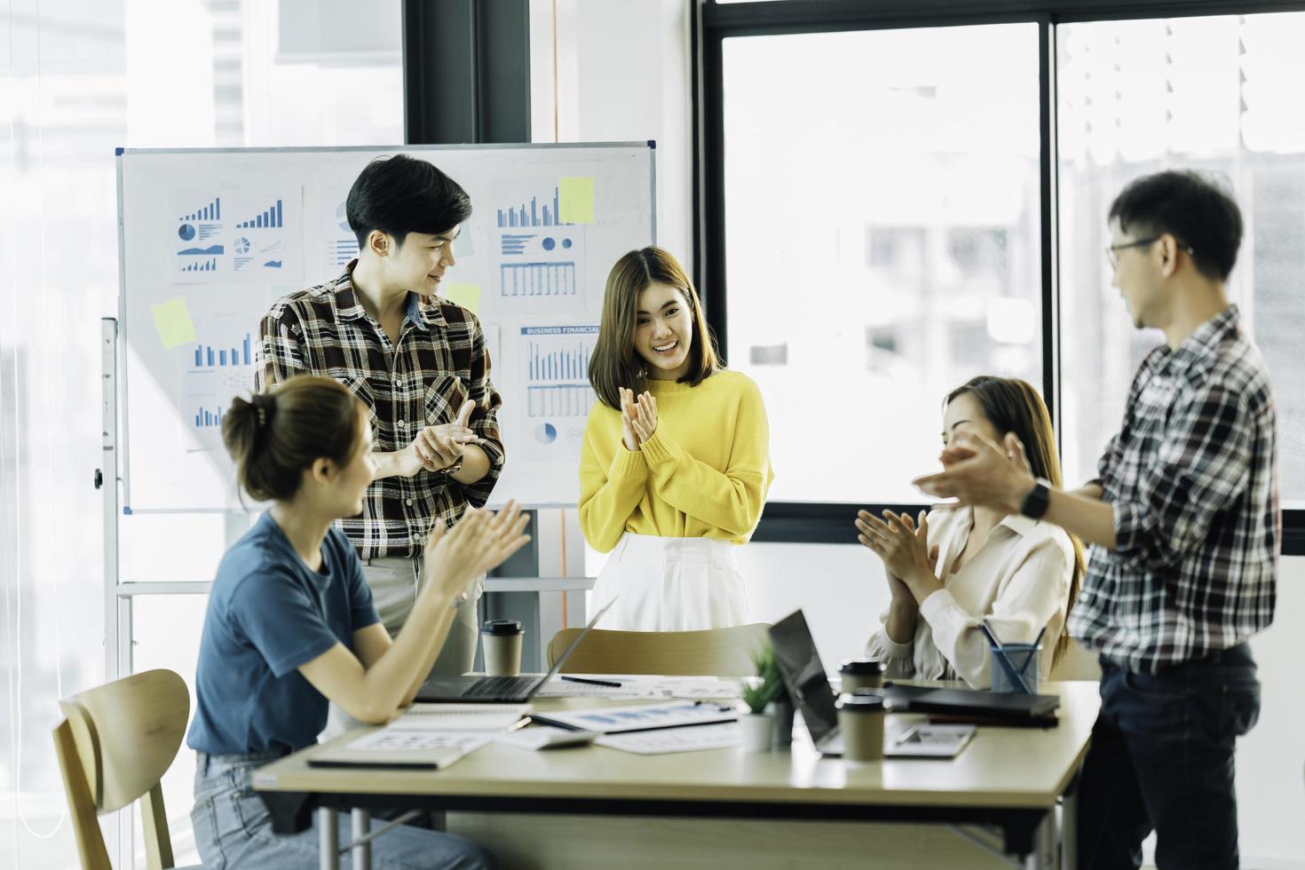 uomini d'affari asiatici che incontrano il concetto di lavoro di squadra di comunicazione aziendale. foto