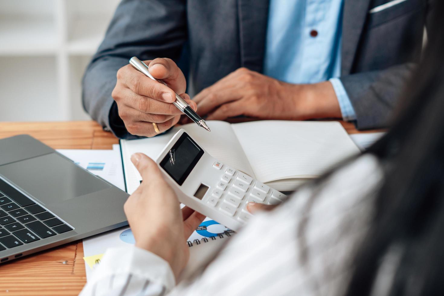 consulenza aziendale riunione di lavoro e brainstorming nuovo concetto di investimento finanziamento progetto aziendale. foto