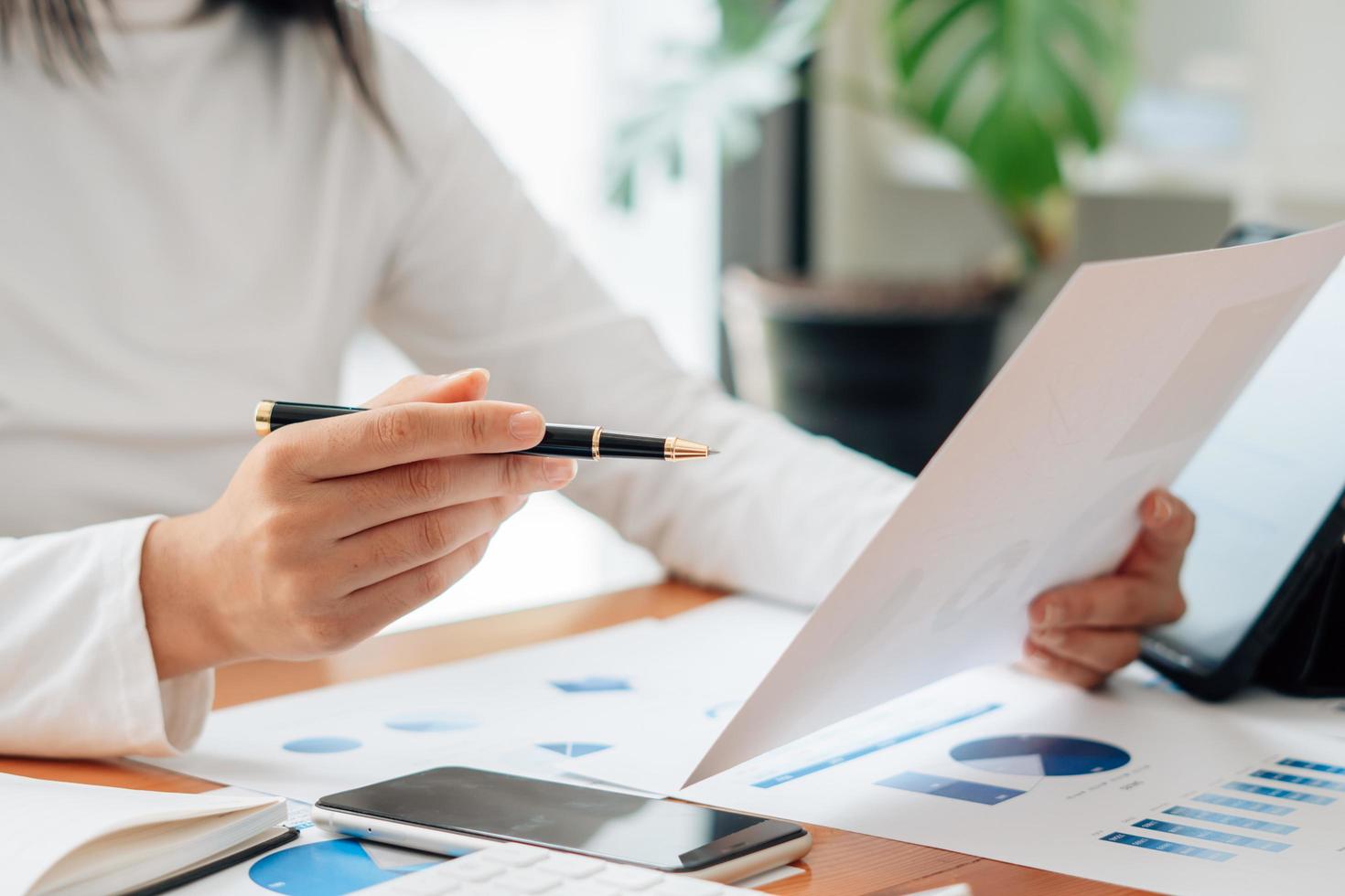 vista ravvicinata delle mani del contabile o dell'ispettore finanziario che fanno report, calcolano o controllano il saldo. finanze domestiche, investimenti, economia, risparmio di denaro o concetto assicurativo. foto