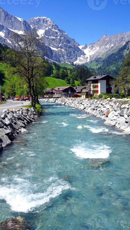 scena di fiume e montagne foto