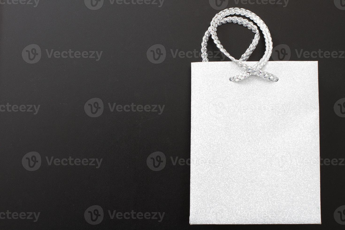 borsa della spesa bianca vuota per pubblicità e branding su sfondo nero. simulare e copiare lo spazio foto