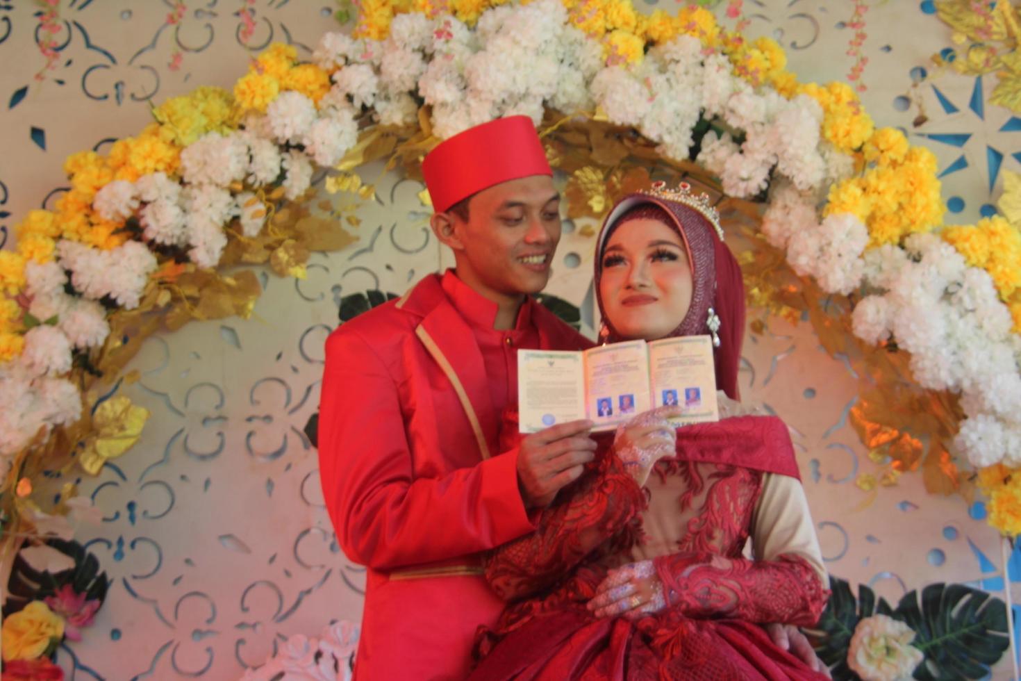 romantica sposa musulmana indonesiana foto