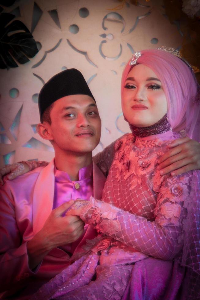 romantica sposa musulmana indonesiana foto