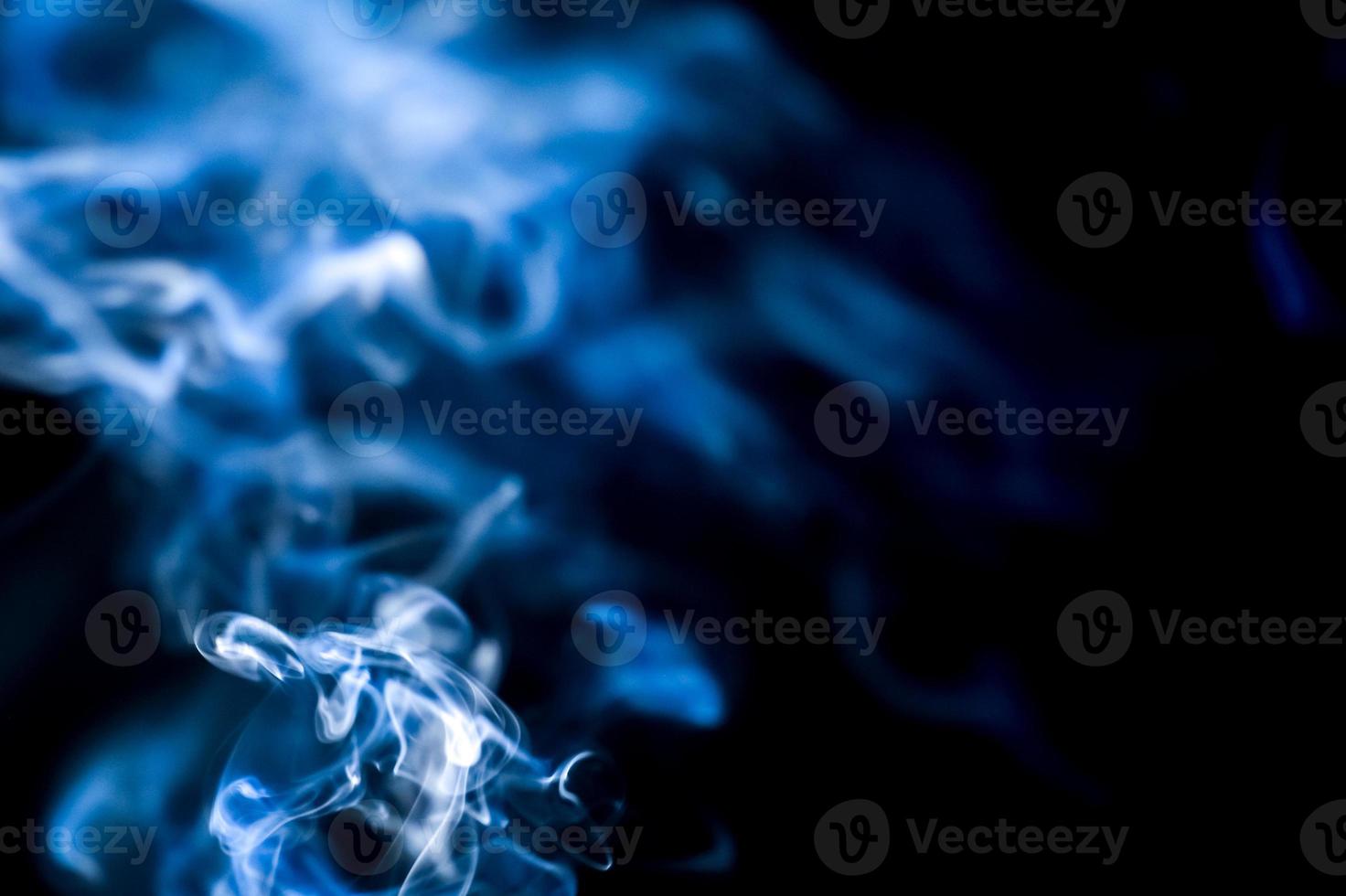 sfondo astratto di fumo o nebbia su sfondo nero foto