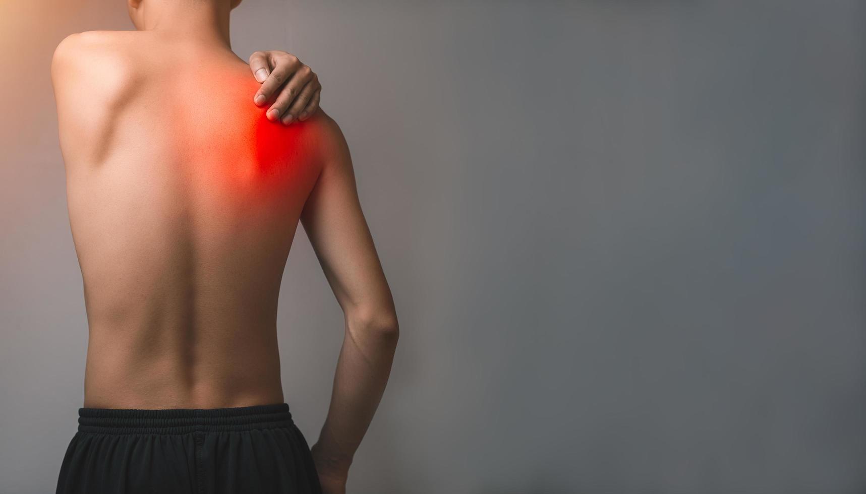 paziente di sesso maschile con dolore dolore alla spalla, osso, tendine, dolore concetto medico lesione foto