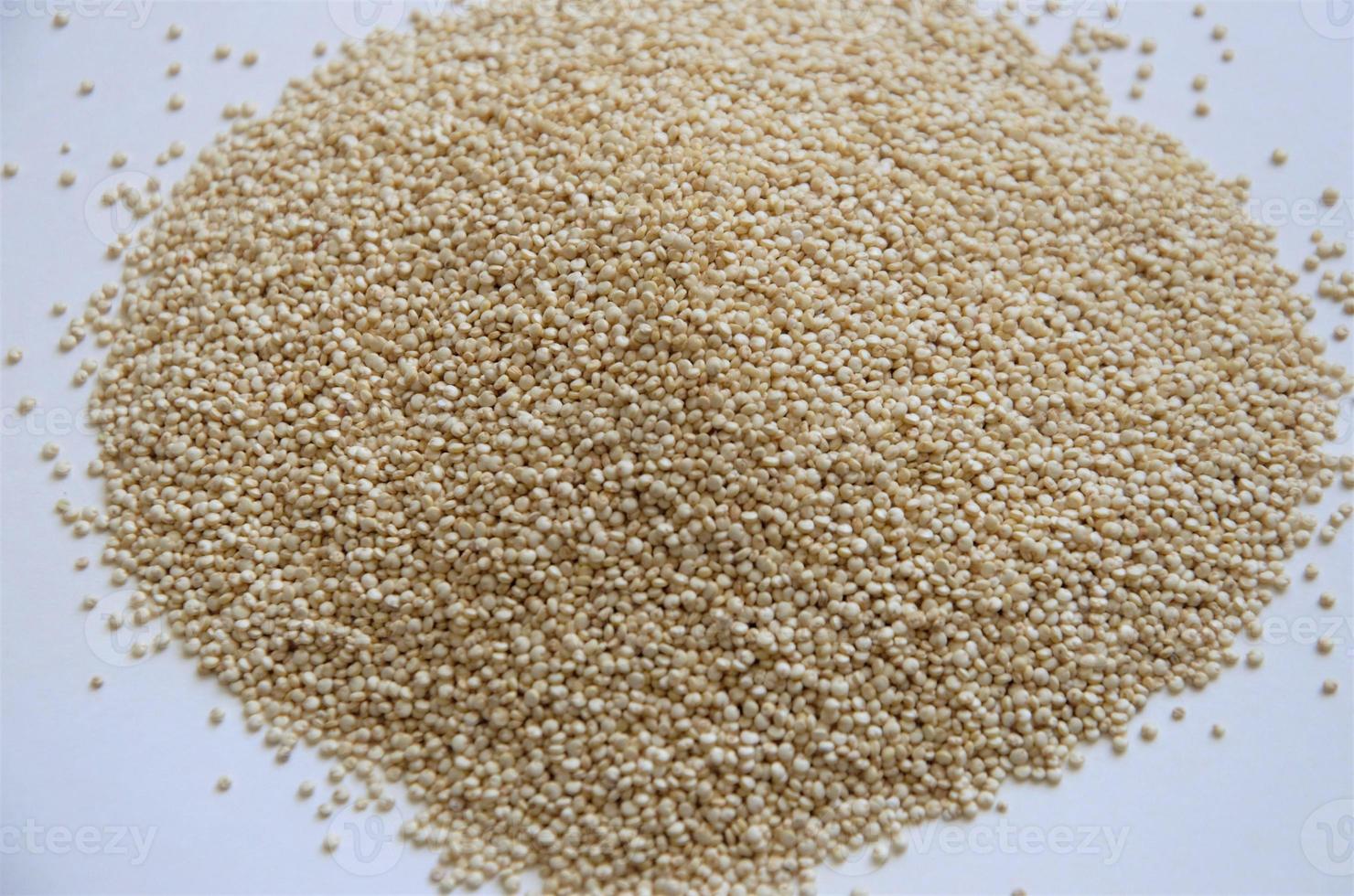 semi di quinoa per una sana alimentazione su sfondo bianco. foto di alta qualità