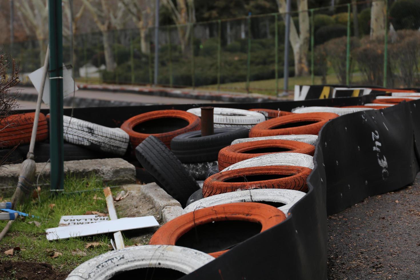 area karting pneumatici colorati divertimento adrenalina foto