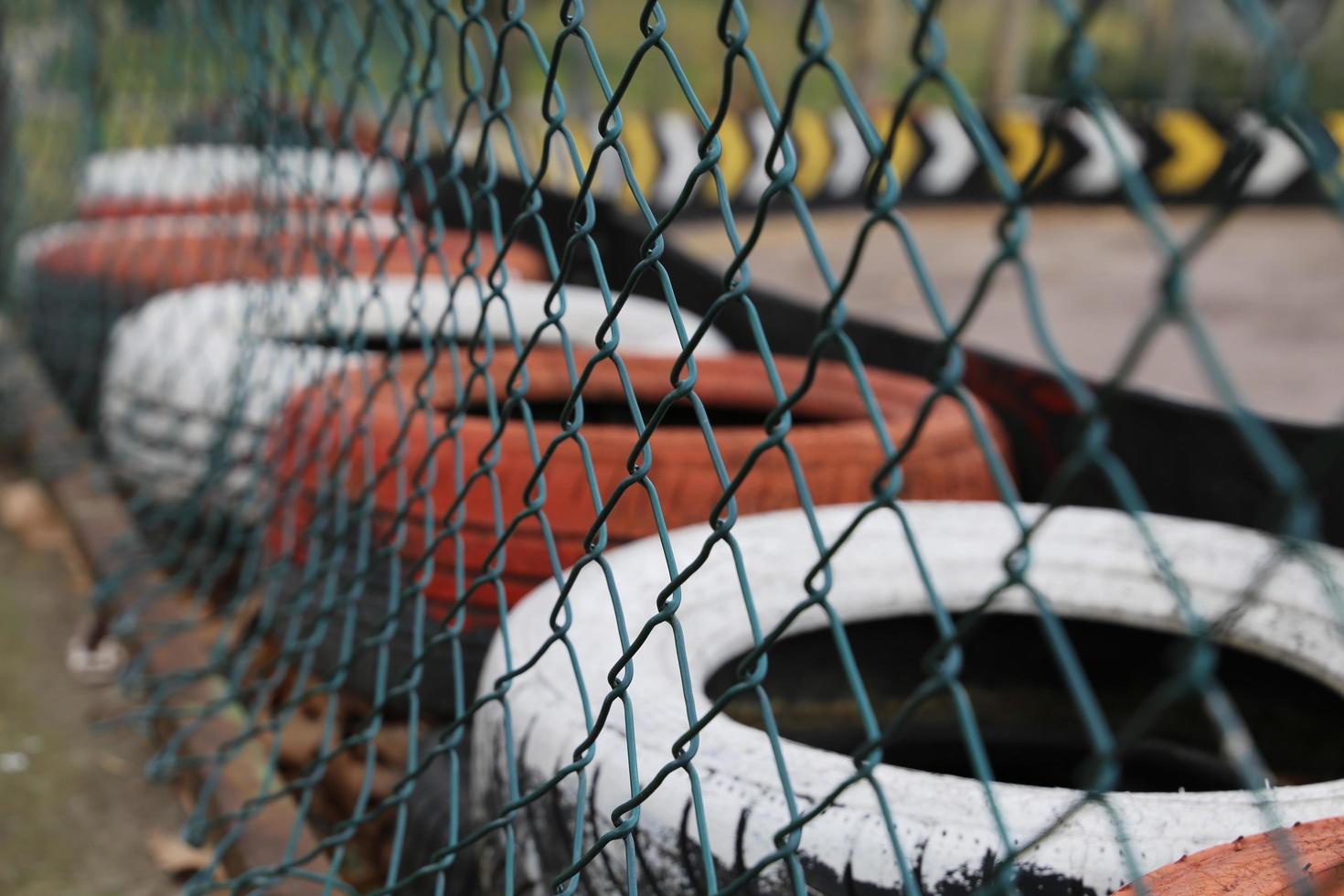 karting filo trecce pista pista gomme colorate divertimento adrenalina foto