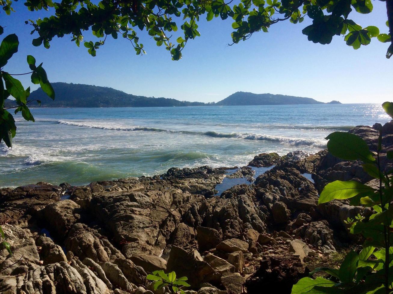 una magnifica spiaggia paradisiaca in Thailandia sull'isola di phuket foto