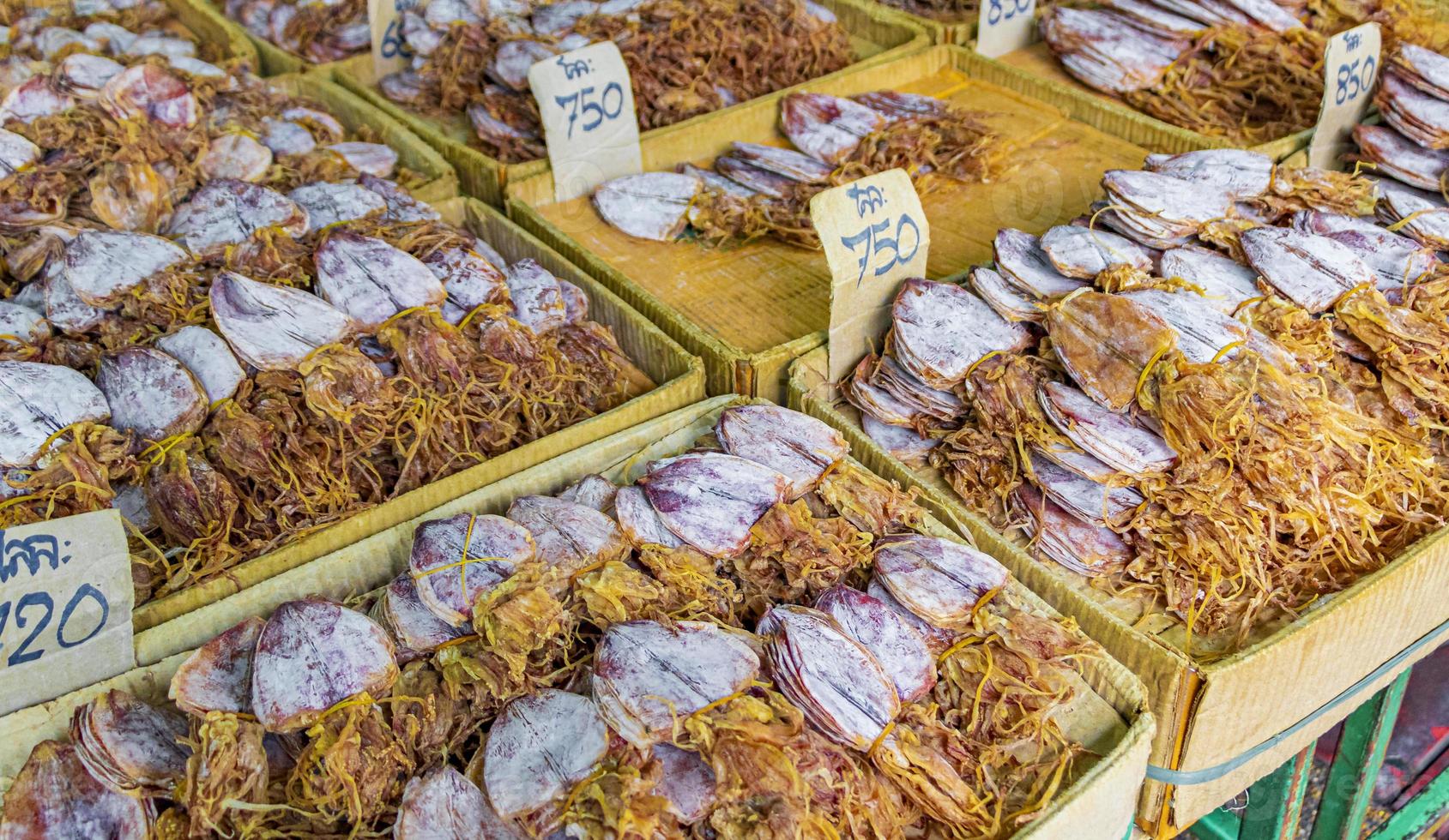 acquistare calamari secchi cibo da strada tailandese città cinese bangkok thailandia. foto