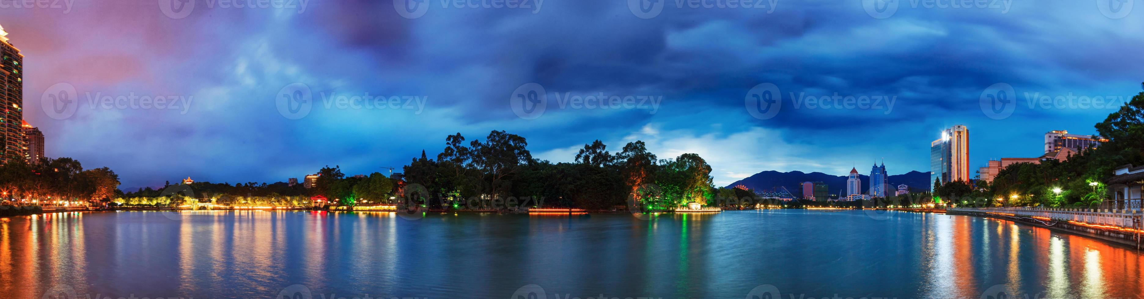 cielo drammatico sopra un parco acquatico a fuzhou, Cina foto