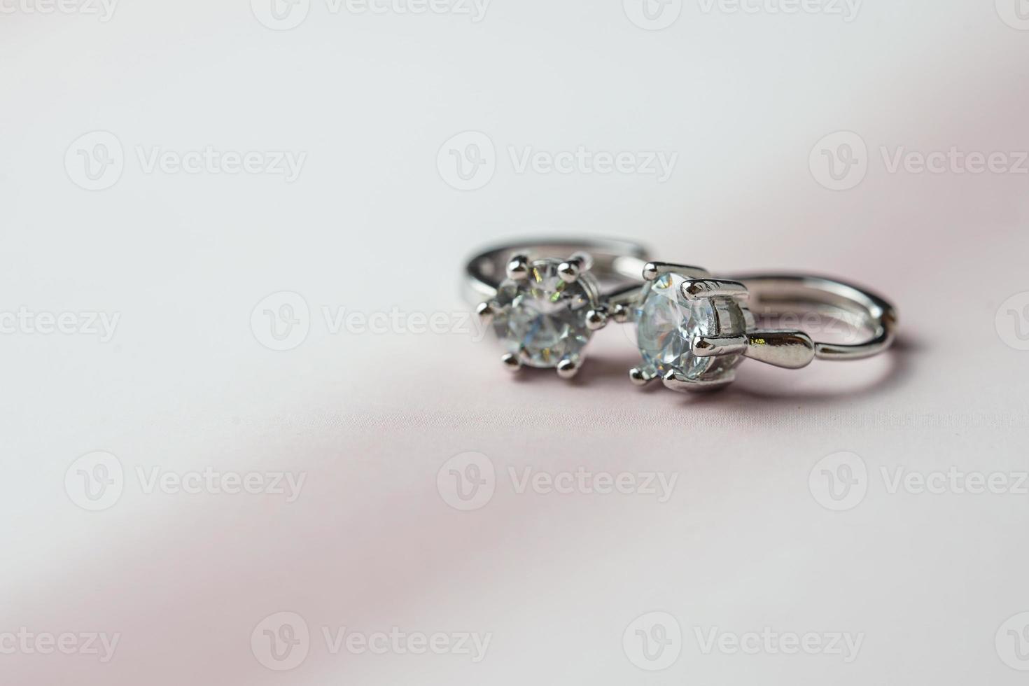 primo piano dell'anello di fidanzamento con diamante. amore e concetto di matrimonio. foto