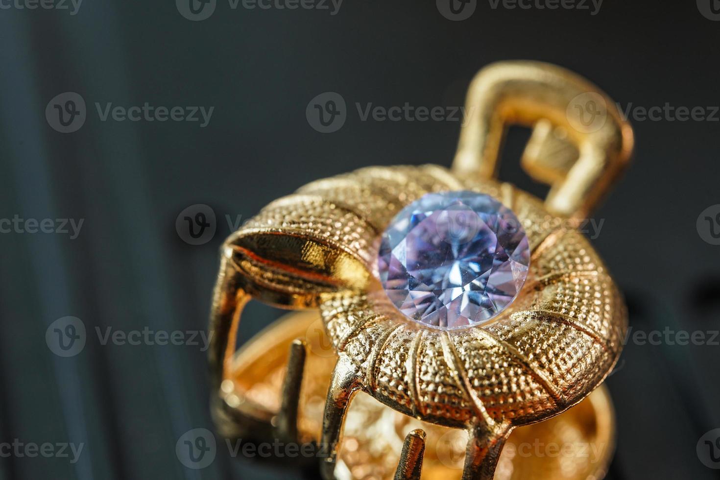 pietra preziosa naturale viola, gemme o gemme su oro lucido foto