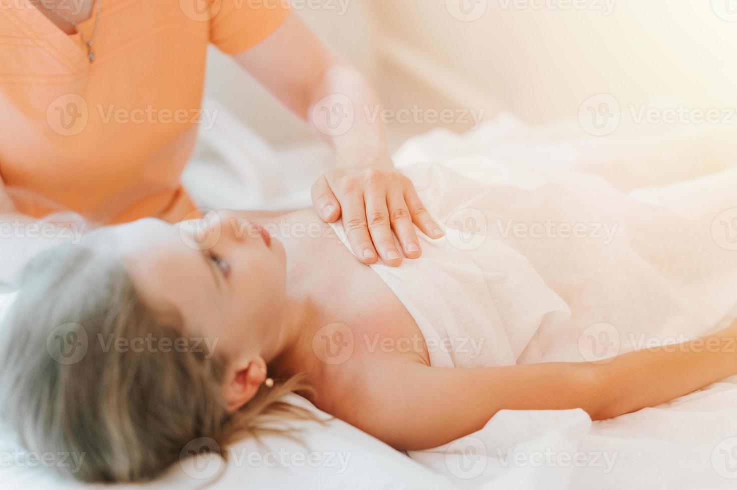 bambino di terapia osteopatica osteopata foto