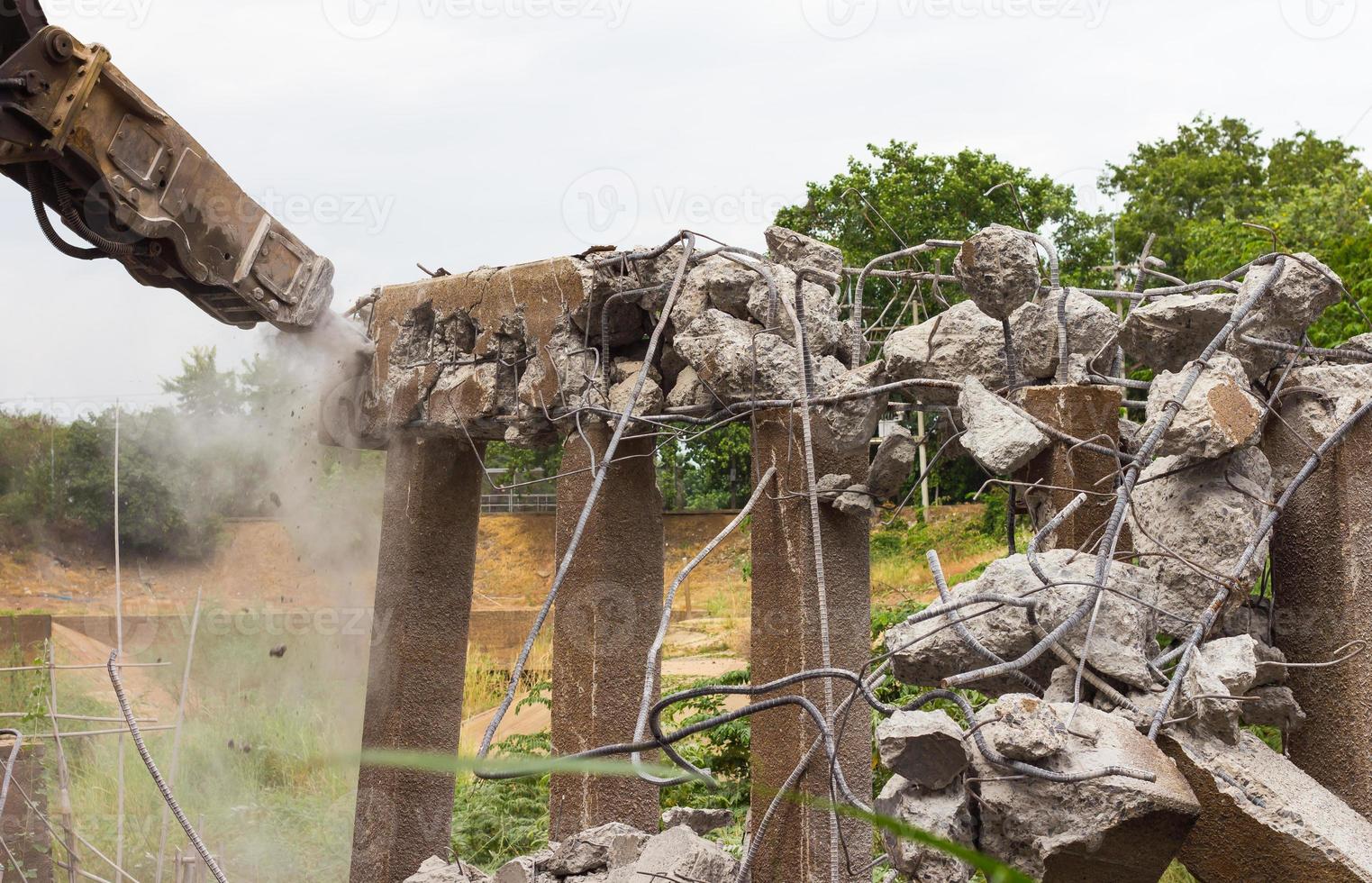 pilastro del ponte in cemento da demolizione foto