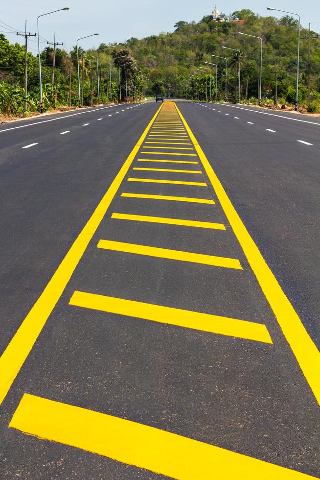 costruire una divisione stradale della linea gialla foto
