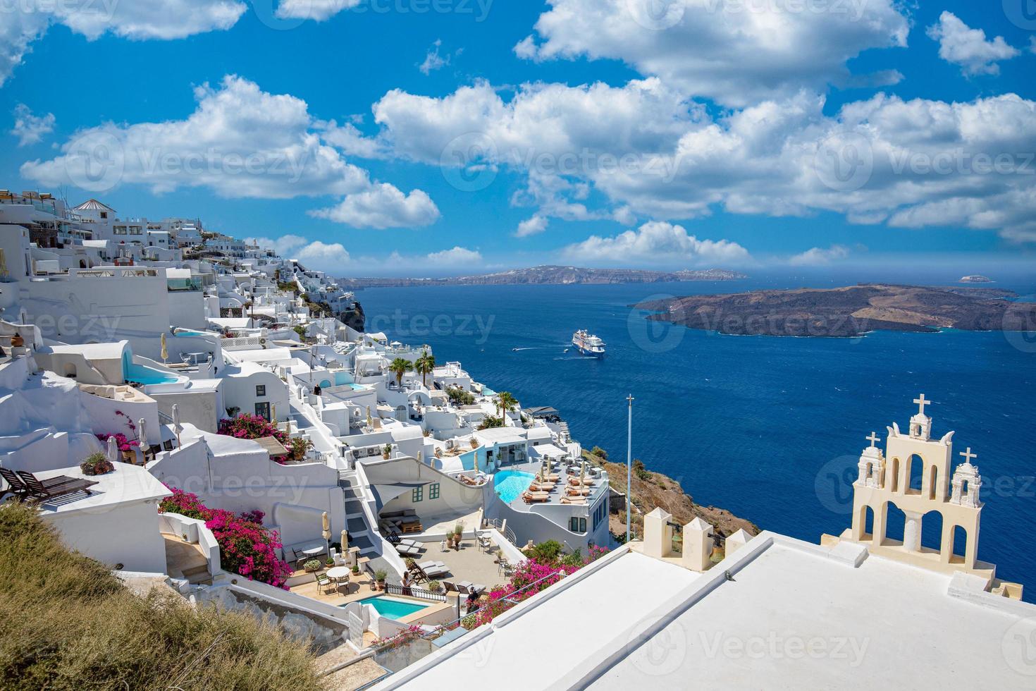 isola di santorini, grecia. paesaggio estivo incredibilmente romantico su santorini. villaggio di oia nella luce del mattino. vista incredibile con case bianche. isola degli innamorati, vacanza e concetto di sfondo di viaggio foto